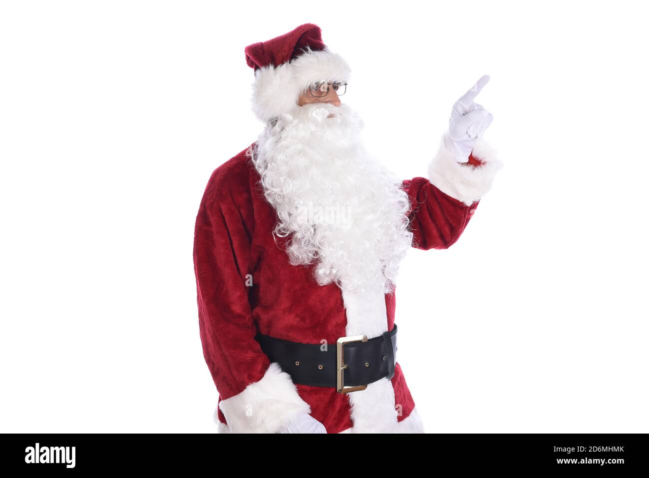 Vue latérale d'un homme âgé en costume traditionnel du Père Noël pointant d'une main. Isolé sur blanc. Banque D'Images