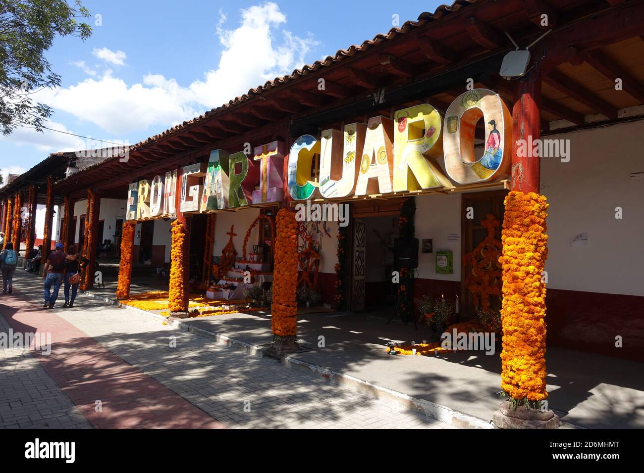 Situé à 20 minutes de Patzcuaro, Erongaricuaro (qui signifie « lieu d'attente » en langue Purepecha), célèbre le jour des morts du Mexique. Banque D'Images