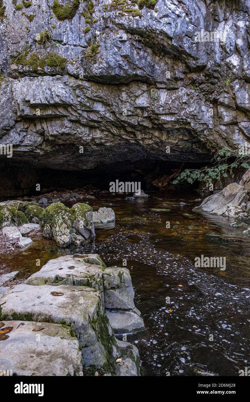 Grotte à Porth Yr Ogod, qui a une rivière qui s'y écoule. Banque D'Images