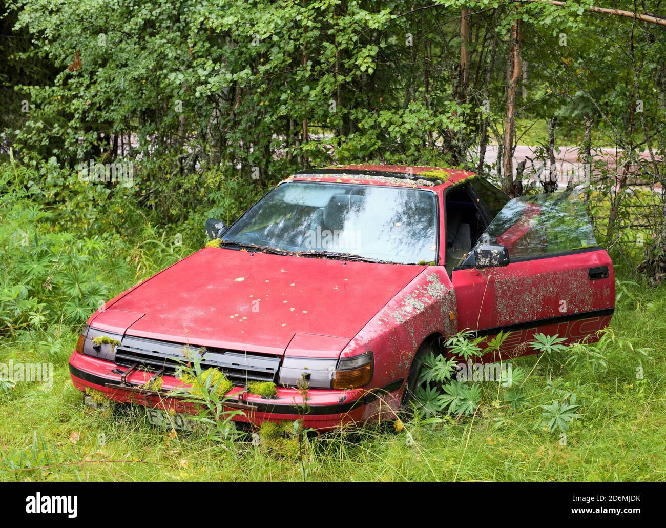 Vieille décades Toyota Celica sur une propriété abandonnée dans le Nord Suède Banque D'Images