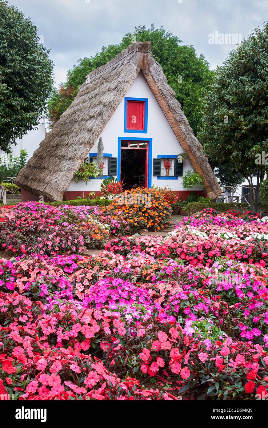 Maisons traditionnelles en toit de chaume dans la région de Santana sur l'île de Madère, Portugal Banque D'Images