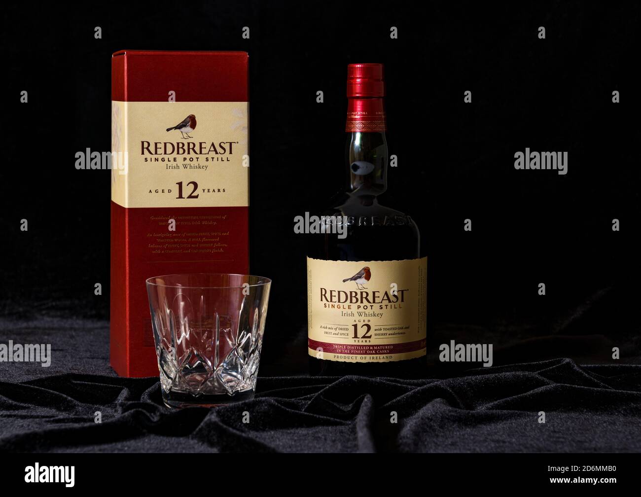 La vie de la bouteille de whisky irlandais Redbreast et du whisky crsytal gobelet sur fond de velours noir Banque D'Images