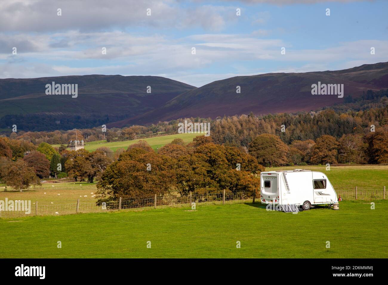 Petite caravane solitaire utilisant des panneaux solaires pour fournir de l'électricité sur un site sans raccordement dans le Yorkshire Dales Angleterre Royaume-Uni Banque D'Images