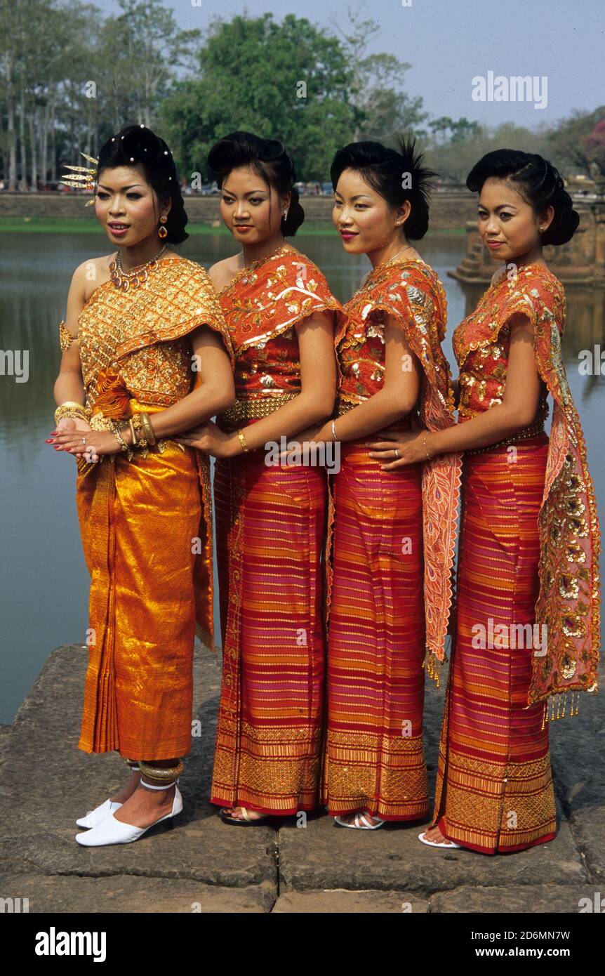 Young cambodian in traditional costume Banque de photographies et d'images  à haute résolution - Alamy