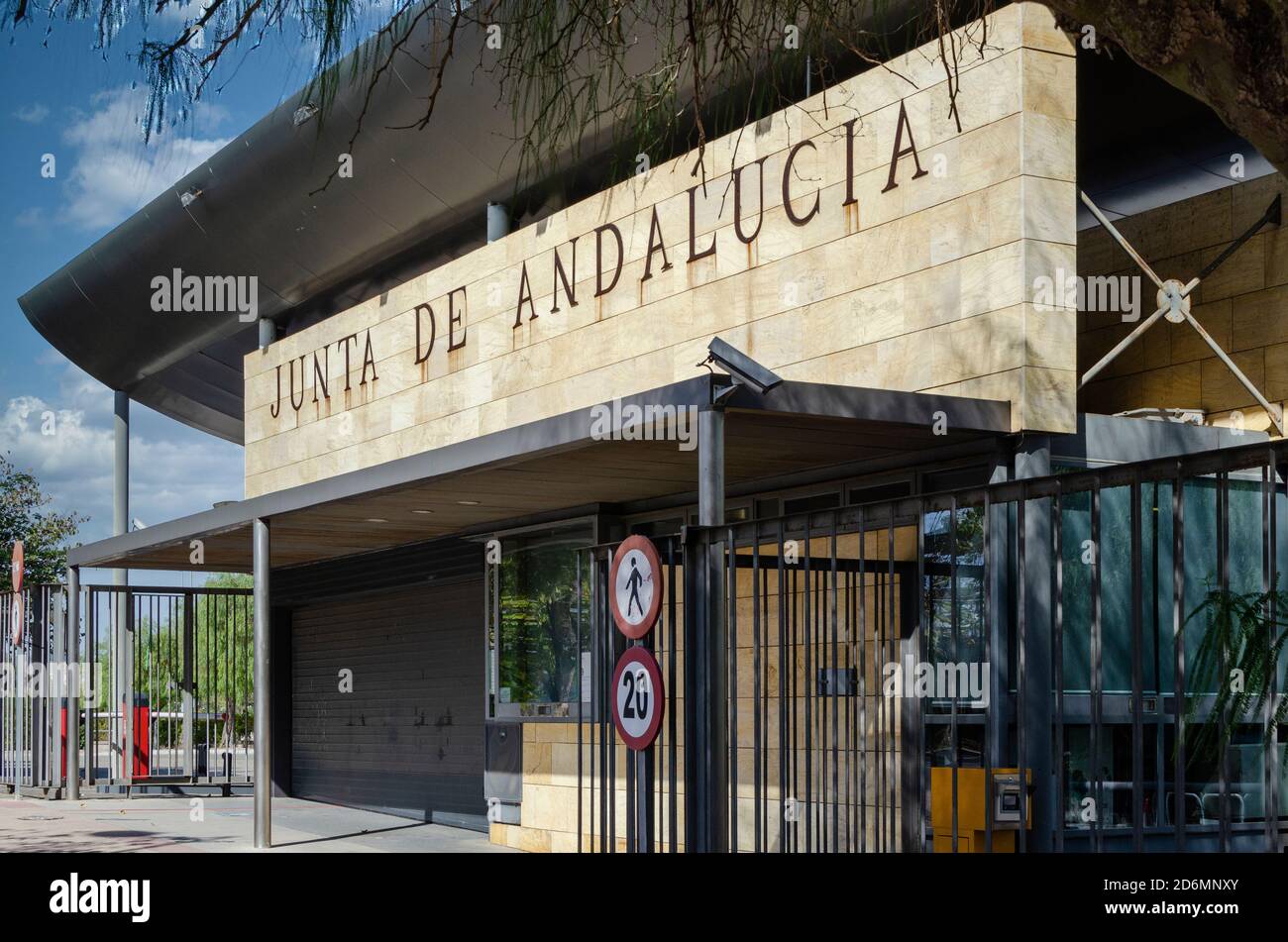 Entrée du bâtiment Junta de Andalucia, Torretriana situé à la Cartuja. Banque D'Images