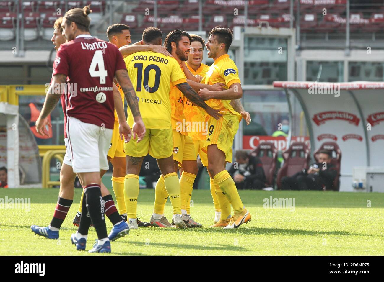 Giovanni Simeone de Cagliari Calcio fête avec ses coéquipiers après avoir obtenu son score Pendant la série UN match de football entre le Torino FC et Cagliari Calcio a Banque D'Images