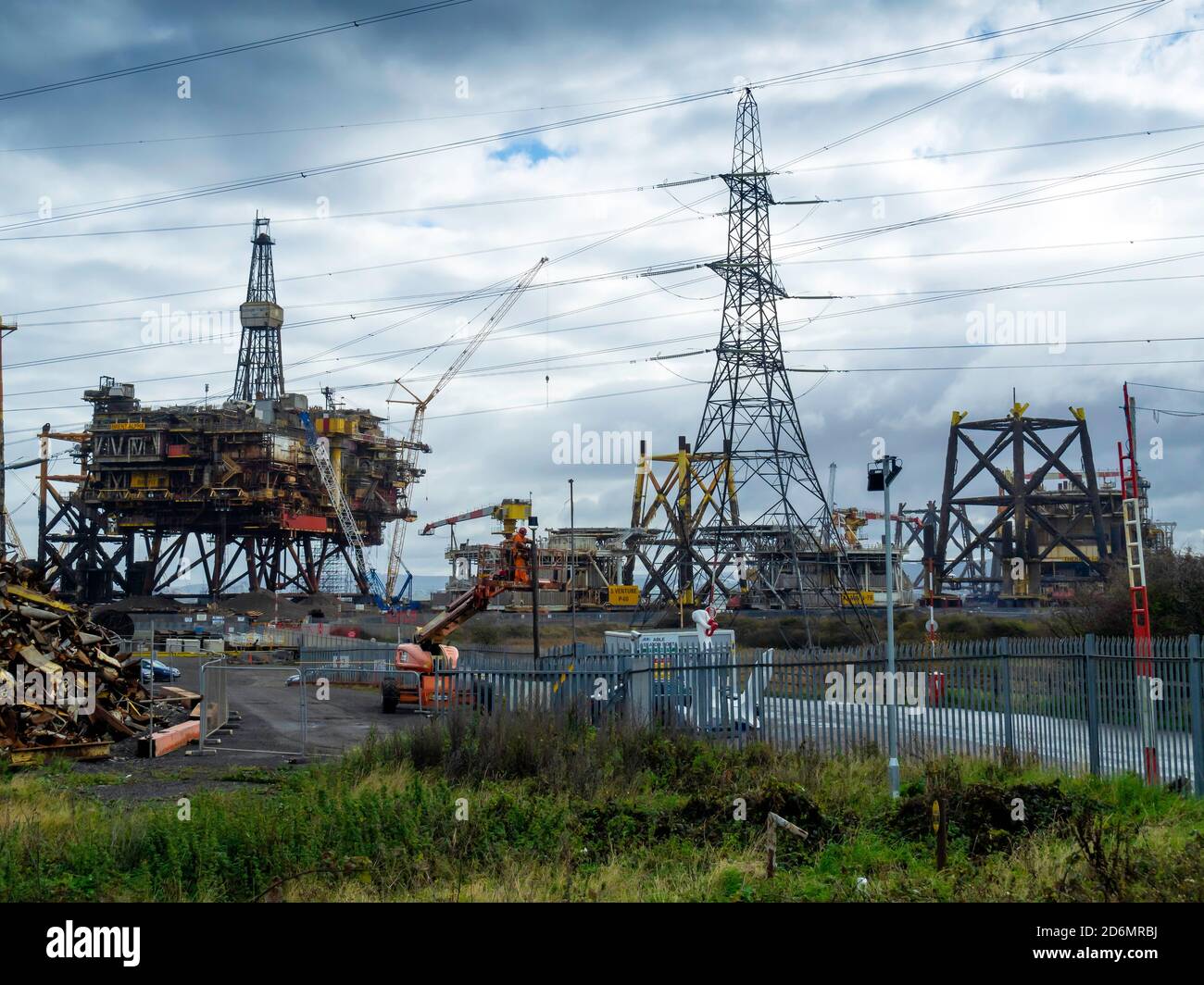 Terrasse supérieure de la plate-forme de production Shell Brant Alpha pendant le recyclage dans l'usine de Seaton Carew au Royaume-Uni, ainsi que de nombreux autres équipements redondants Banque D'Images