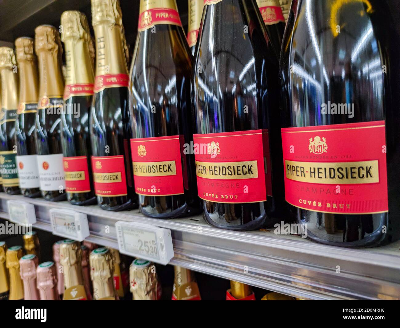 Builboreau, France - 14 octobre 2020 : gros plan sur des bouteilles de champagnes de la marque Piper-Heidsieck provenant du rayon d'un supermarché en France Banque D'Images