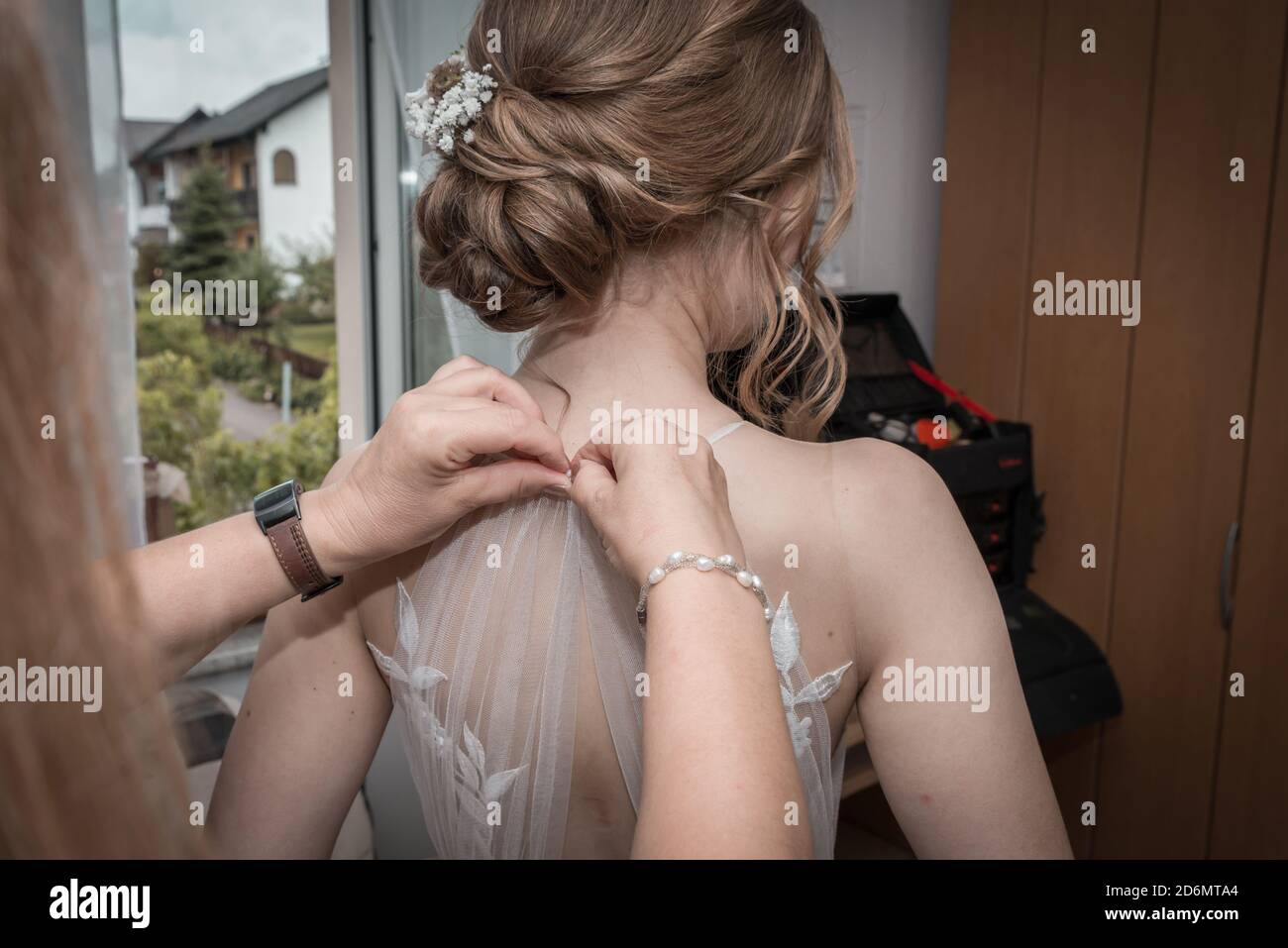 La mère de la mariée touche la robe de mariage de la mariée, Allemagne Banque D'Images