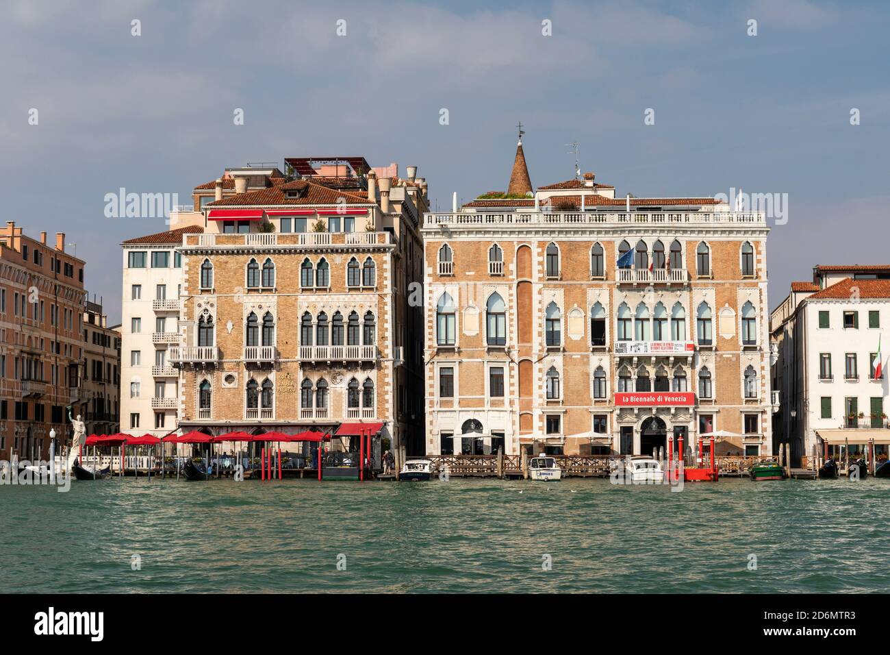 Vue sur Bauer Palazzo un hôtel de luxe 5 étoiles et La Biennale di Venezia une organisation artistique à travers le Grand Canal à Venise Banque D'Images