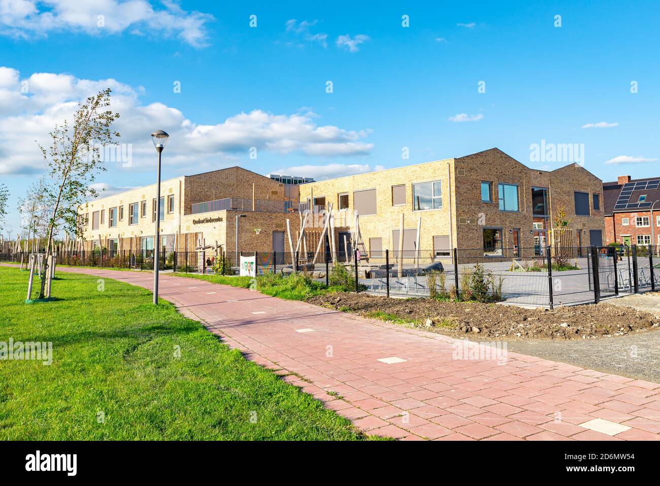 École primaire moderne de style cottage dans le nouveau domaine de logement "Triangel" dans la ville de Waddinxveen, Hollande. Banque D'Images