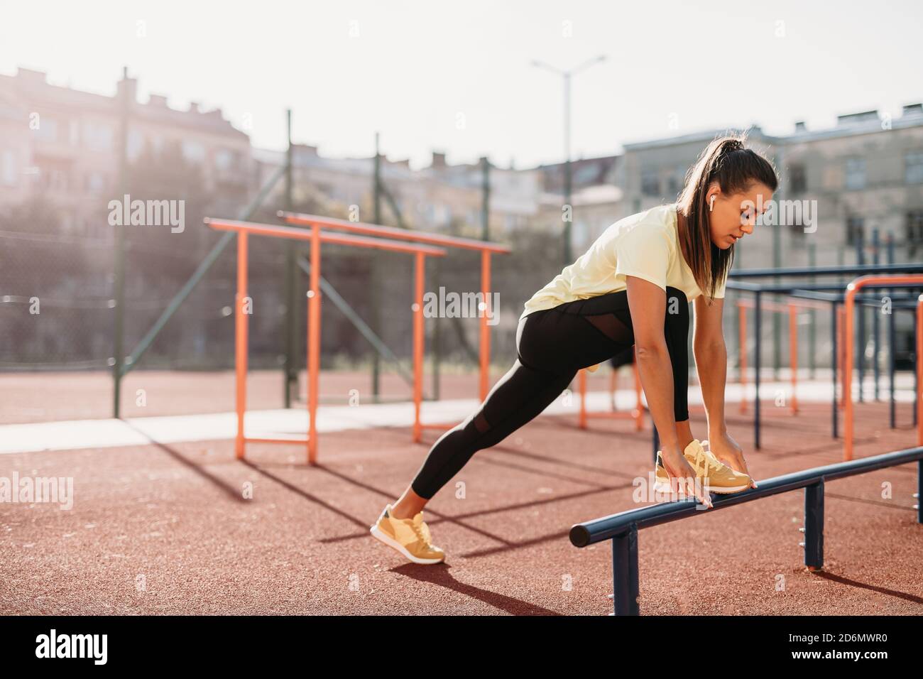 Une athlète féminine active s'échauffe sur le terrain de sport Banque D'Images