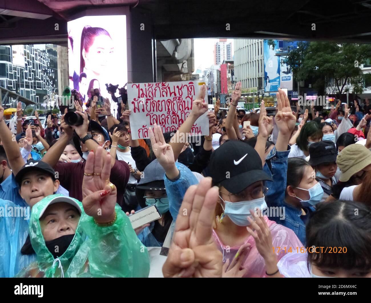 Manifestation antigouvernementale par des jeunes à l'intersection de Pathumwan, Bangkok, Thaïlande, le 16 octobre 2020. Banque D'Images