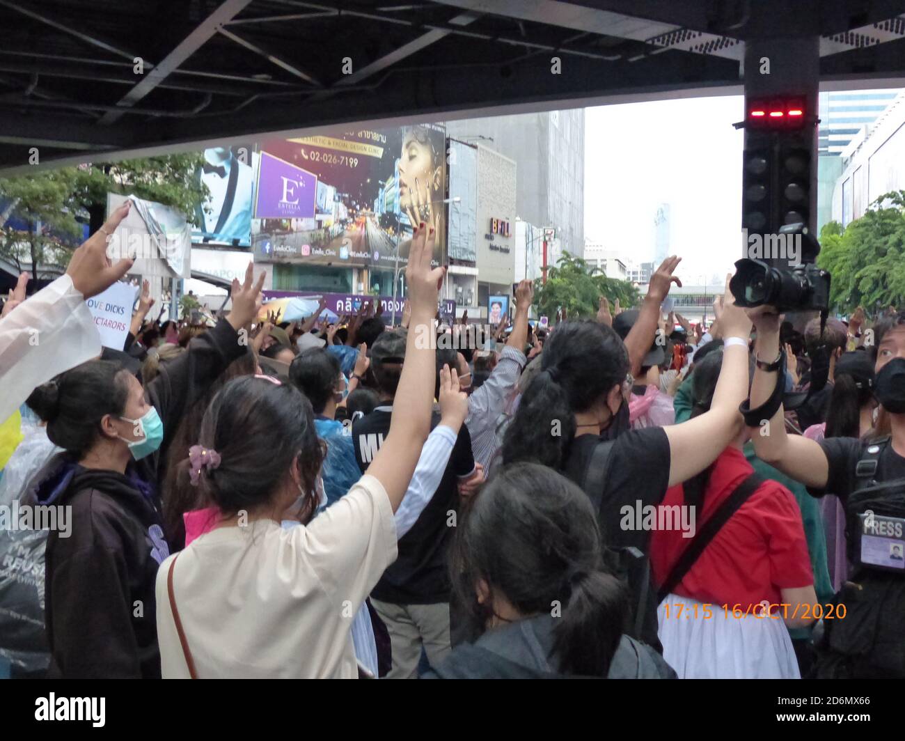 Manifestation antigouvernementale par des jeunes à l'intersection de Pathumwan, Bangkok, Thaïlande, le 16 octobre 2020. Banque D'Images