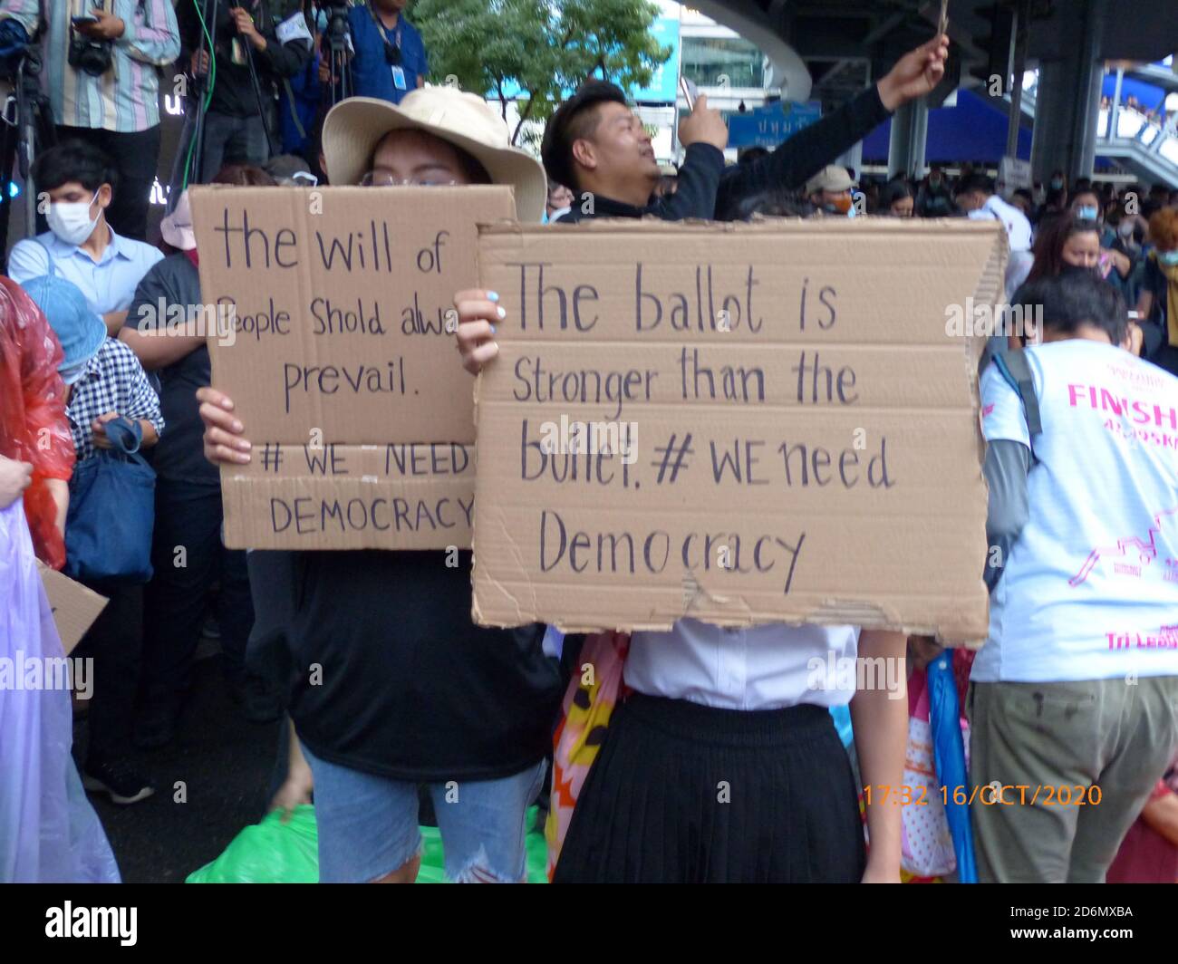 Des signes anglais tenus par des manifestants lors d'une manifestation anti-gouvernementale par des jeunes à l'intersection de Pathumwan, Bangkok, Thaïlande, le 16 octobre 2020. Banque D'Images