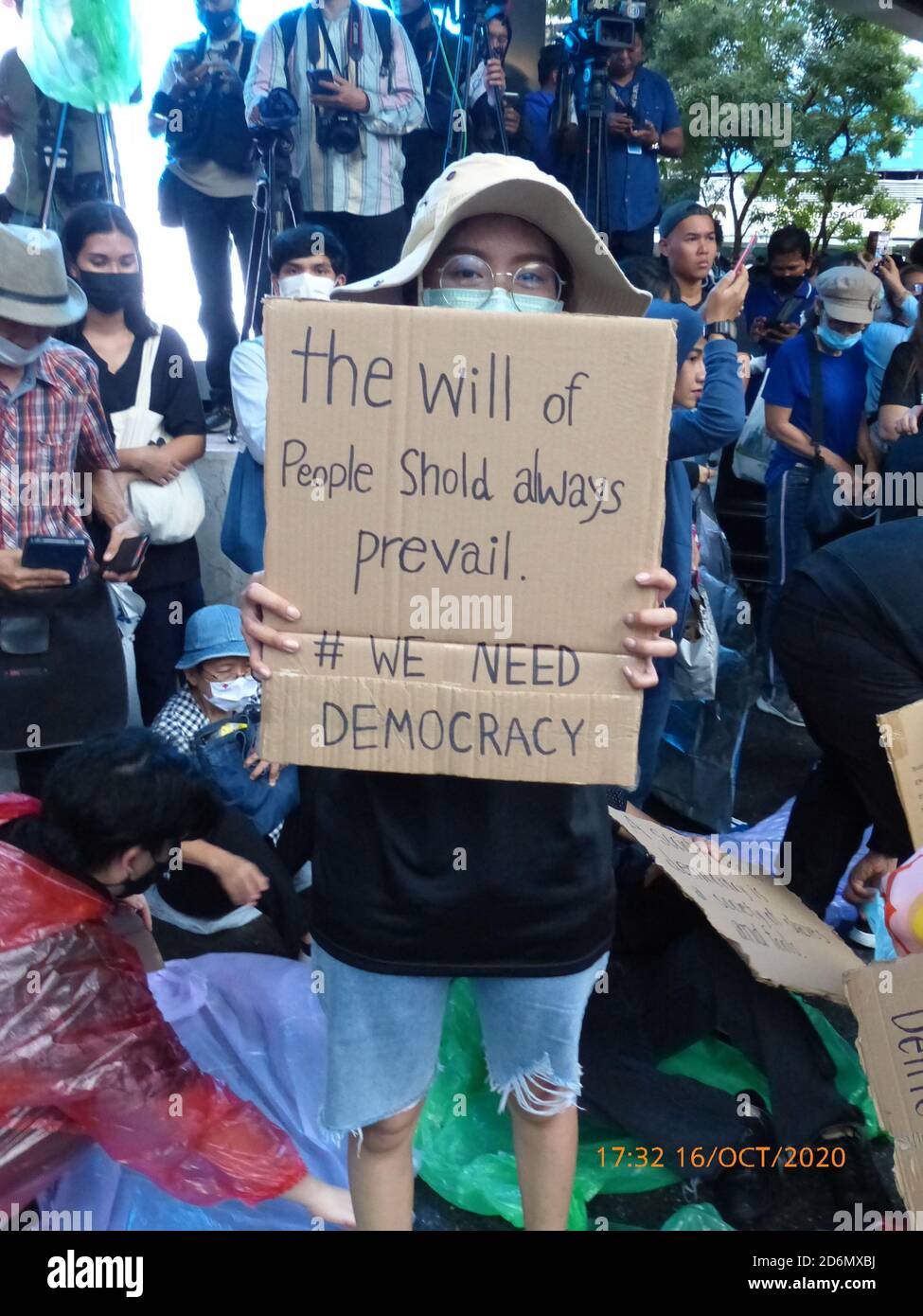 Des signes anglais tenus par des manifestants lors d'une manifestation anti-gouvernementale par des jeunes à l'intersection de Pathumwan, Bangkok, Thaïlande, le 16 octobre 2020. Banque D'Images
