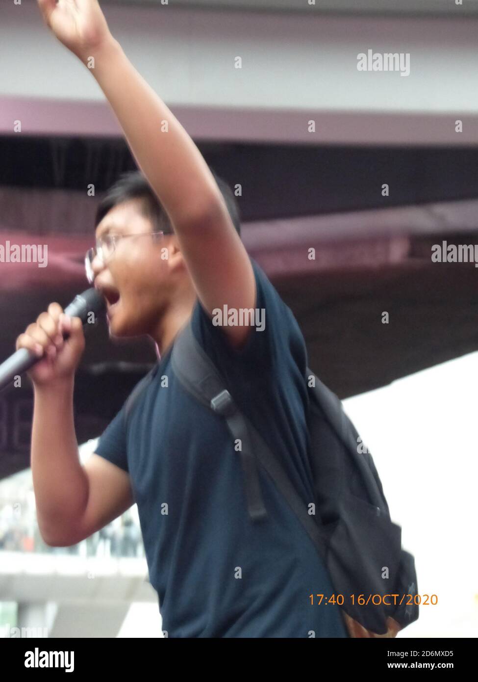 Le chef de la manifestation s'est exprimé lors d'une manifestation anti-gouvernementale par des jeunes à l'intersection de Pathumwan, Bangkok, Thaïlande, le 16 octobre 2020. Banque D'Images