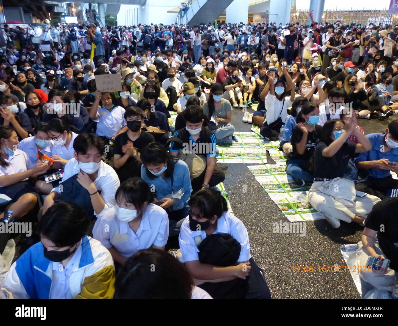 Foule de manifestants assis à la manifestation anti-gouvernementale par des jeunes à l'intersection de Pathumwan, Bangkok, Thaïlande, le 16 octobre 2020. Banque D'Images