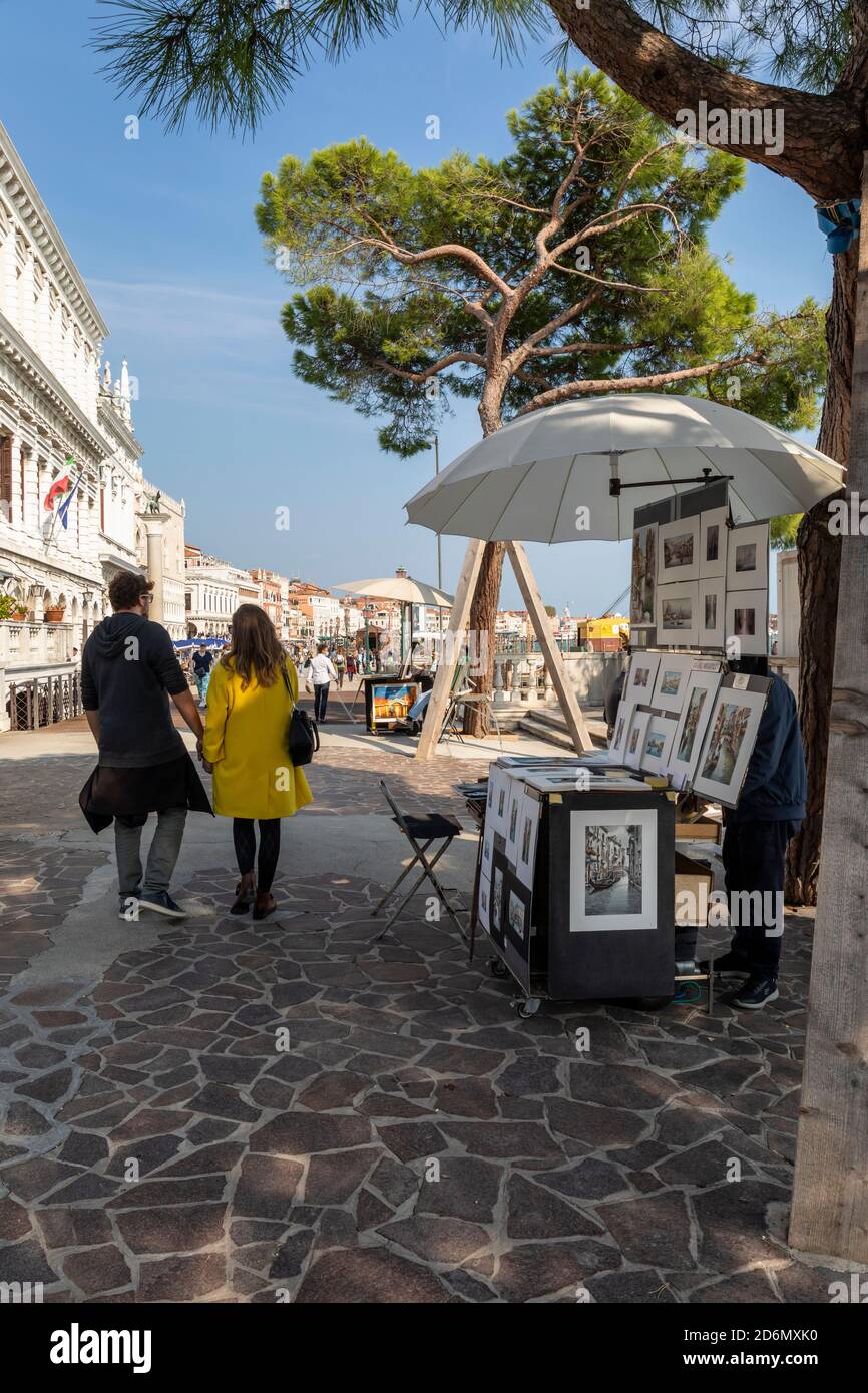 Artistes vendant leurs œuvres d'art le long de la large promenade de la place Saint-Marc (Piazza San Marco), Venise, Italie Banque D'Images