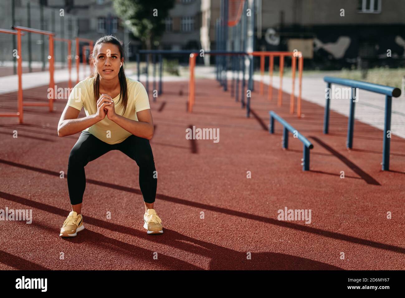 Jeune femme en tenue de sport jambes d'entraînement au stade Banque D'Images