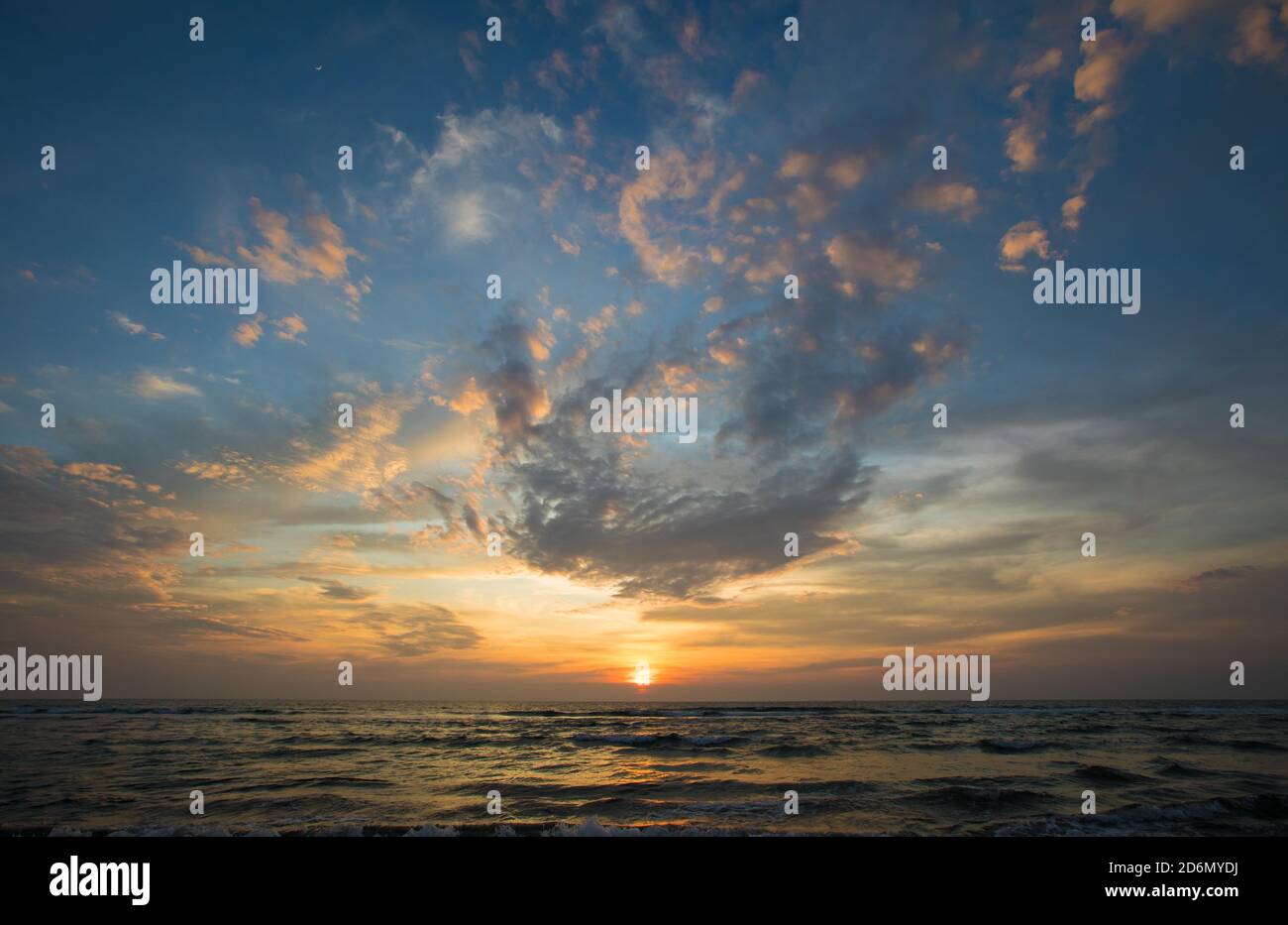 Le lever du soleil sur la mer et beaux nuages Banque D'Images