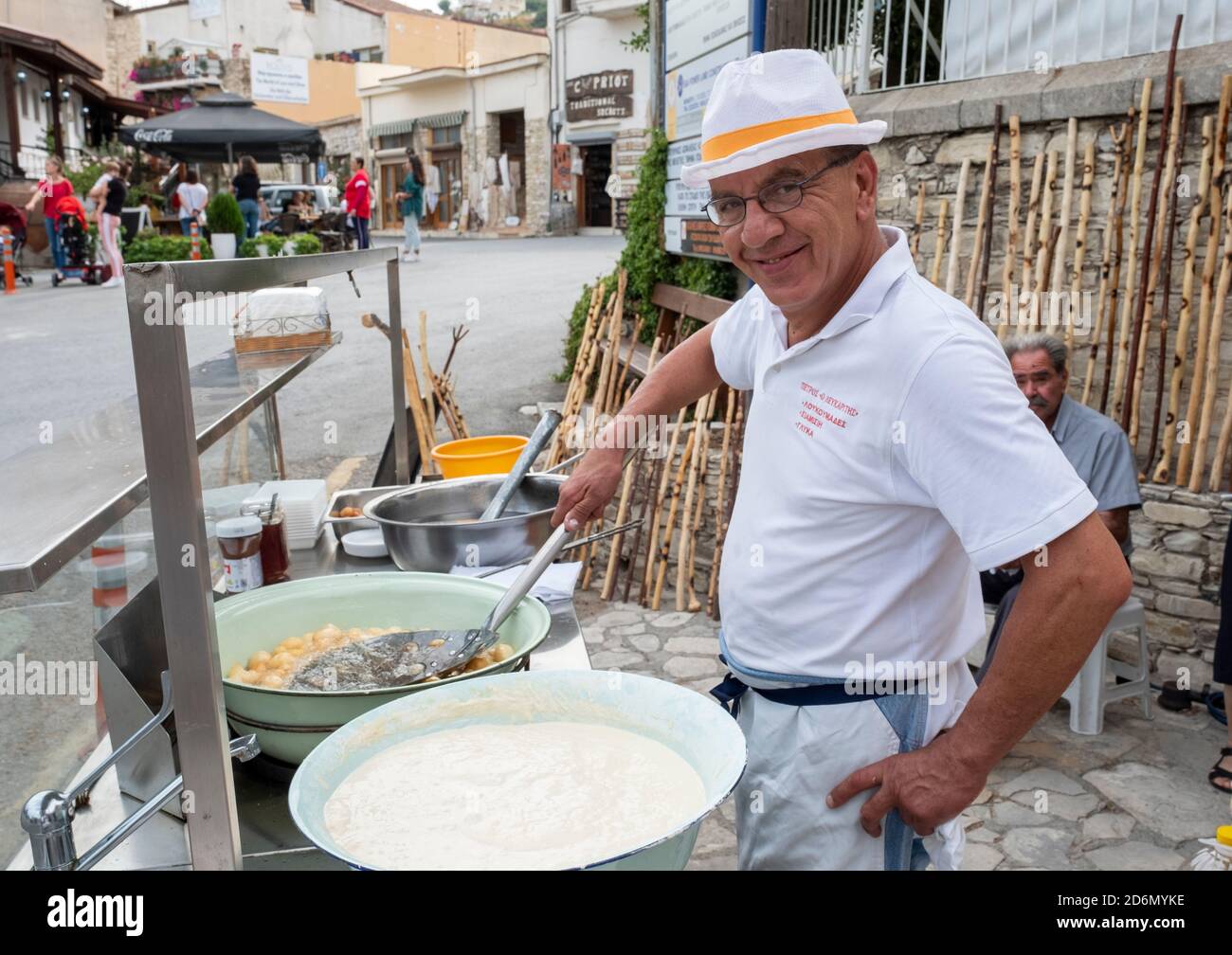 Un vender de rue qui fait des beignets de miel, Loukoumades (lokmades) à Pano Lefkara, Chypre. Banque D'Images