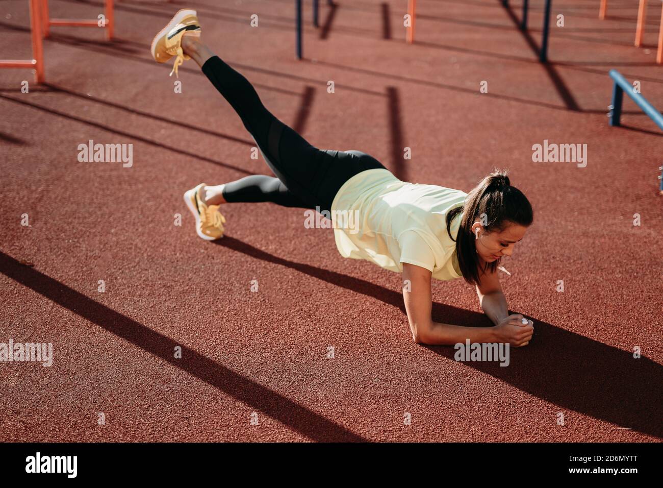 Femme sportive debout en position de planche sur l'air frais Banque D'Images