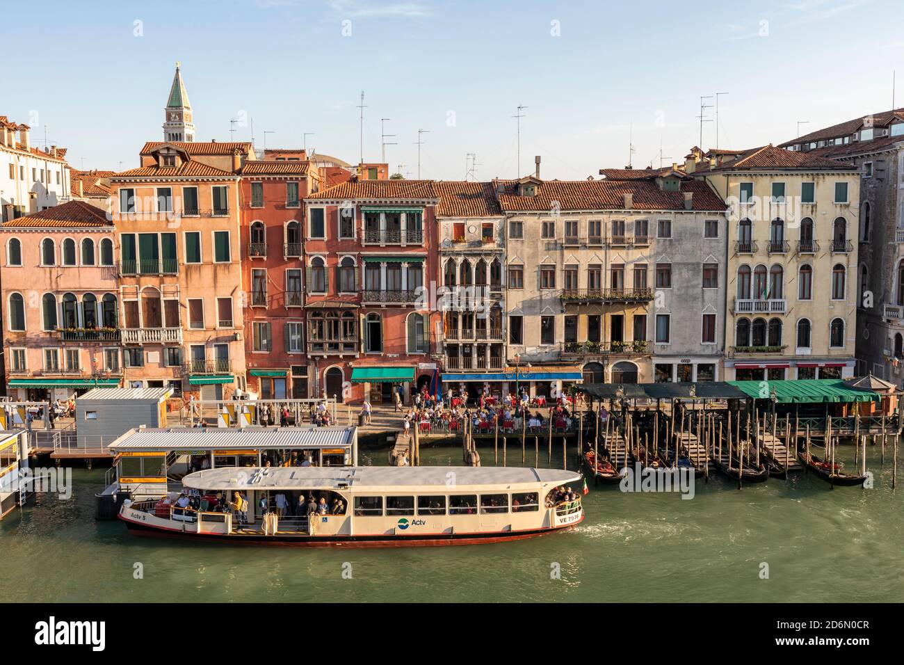 Vue aérienne sur le Grand Canal et l'arrêt de vaporetto public de l'ACTV du Rialto. Prise de l'hôtel H10 bar balcon, Venise, Italie Banque D'Images