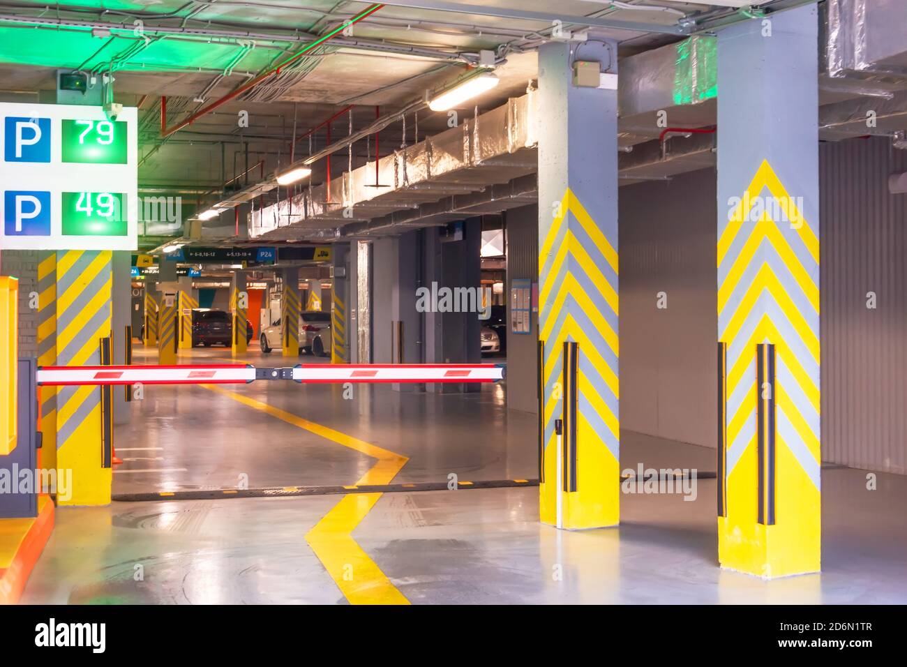 Barrière à l'entrée du numéro de luminescent - panneau de places de parking gratuites sous le bâtiment de l'appartement Banque D'Images