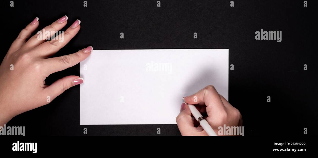 Les femmes écrivent sur du papier blanc avec un stylo à bille copier l'espace Banque D'Images