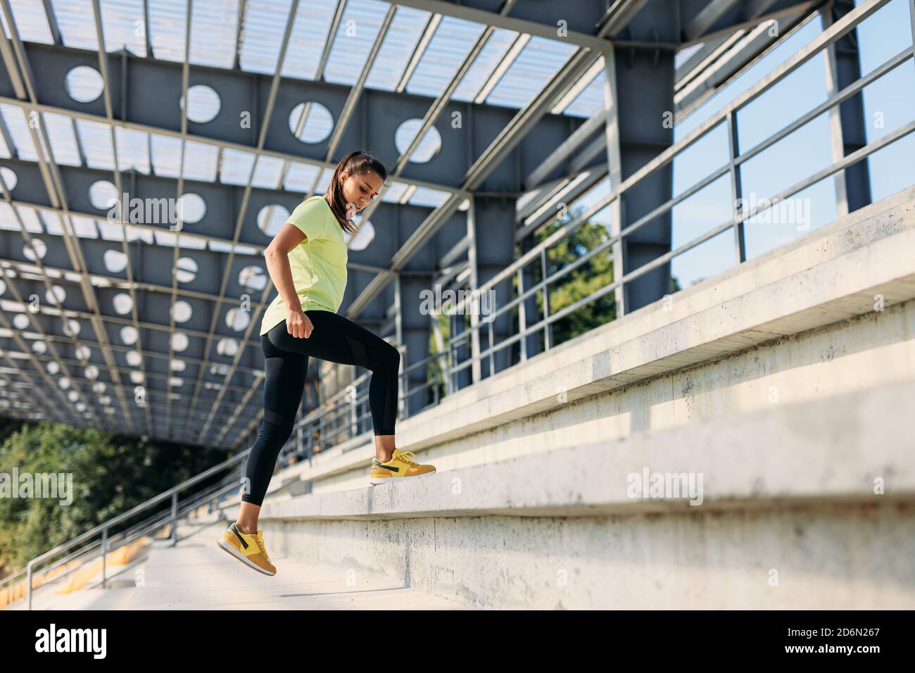 Femme active et mince qui forme des muscles pendant les squats de saut Banque D'Images