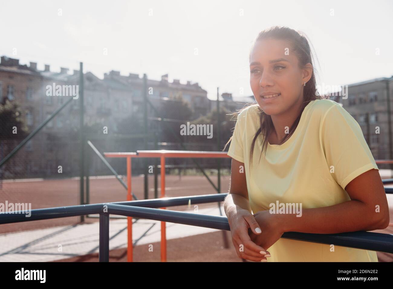 Une jolie brunette se tenant au stade après l'entraînement Banque D'Images