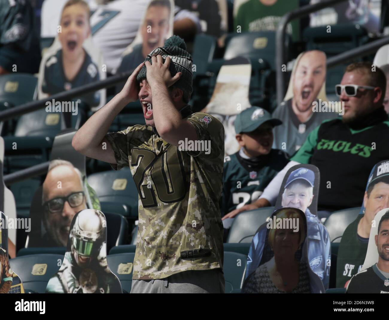 Philadelphie, États-Unis. 18 octobre 2020. Un fan d'Eagles réagit alors que les Eagles de Philadelphie jouent aux Baltimore Ravens au premier trimestre de la semaine 6 de la saison de la NFL au Lincoln Financial Field de Philadelphie, le dimanche 18 octobre 2020. Les Eagles permettent à 7,500 personnes au total d'entrer dans le stade pour le jeu d'aujourd'hui, y compris les fans. Photo de John Angelillo/UPI crédit: UPI/Alay Live News Banque D'Images