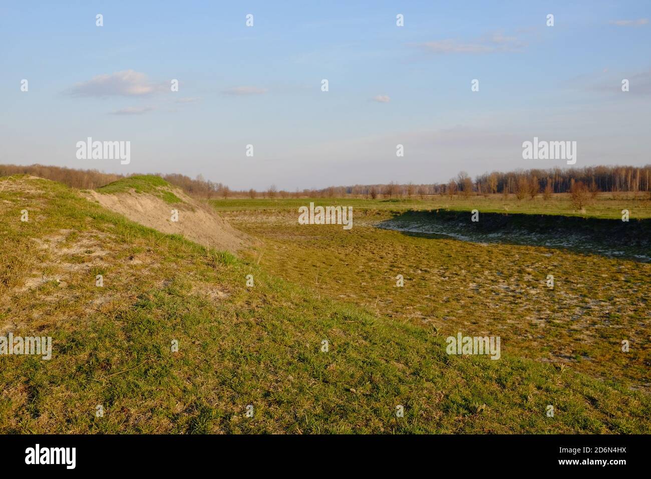 Le fond exposé d'un étang sec. Paysage. Banque D'Images