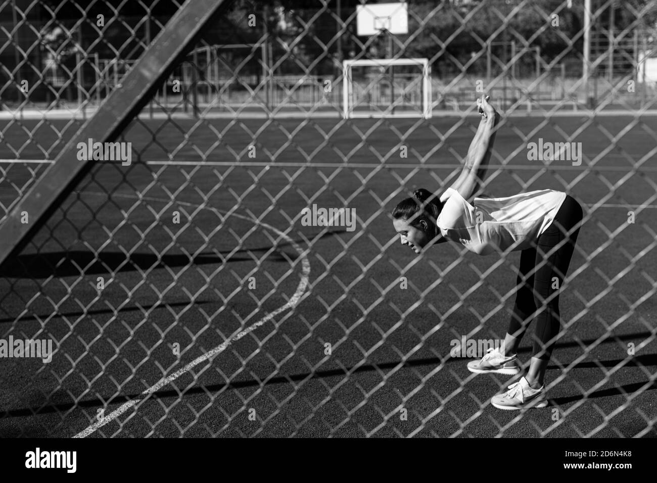 Femme de fitness faisant des exercices d'étirement au stade Banque D'Images