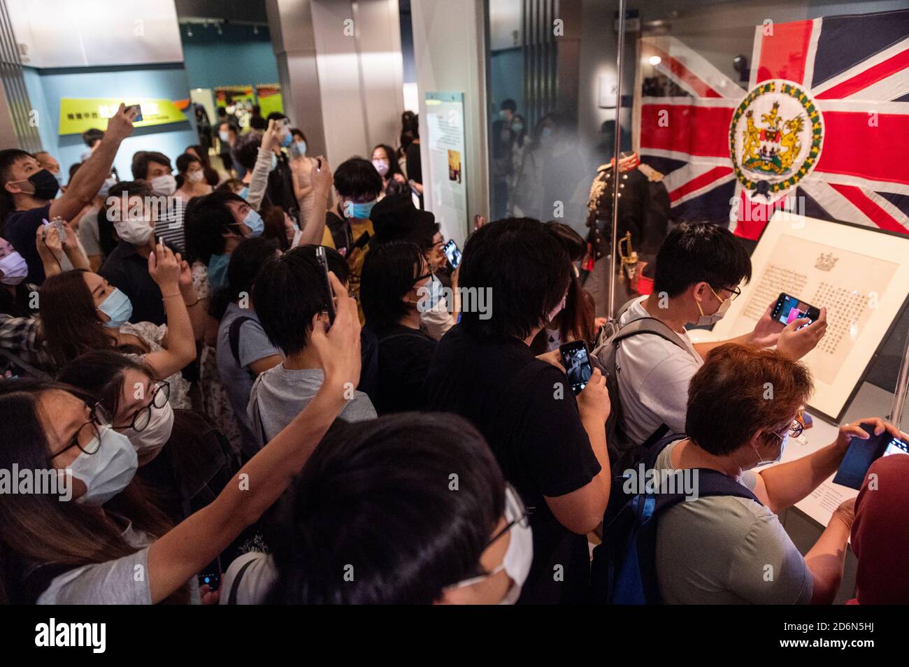 Les visiteurs prennent des photos d'un drapeau britannique colonial de Hong Kong au musée d'histoire de Hong Kong. L'exposition permanente du musée sera fermée le 19 octobre 2020 pour une rénovation majeure pour la prochaine année, ce qui fera craindre au public que les expositions et les faits restent intacts une fois qu'il rouvrira. Banque D'Images