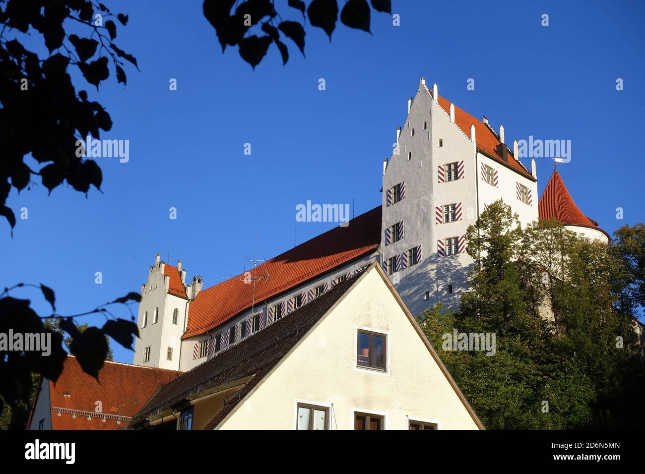 Blick aus der Altstadt auf das gotische Hohe Schloss Füssen, Bayern, Allemagne Banque D'Images