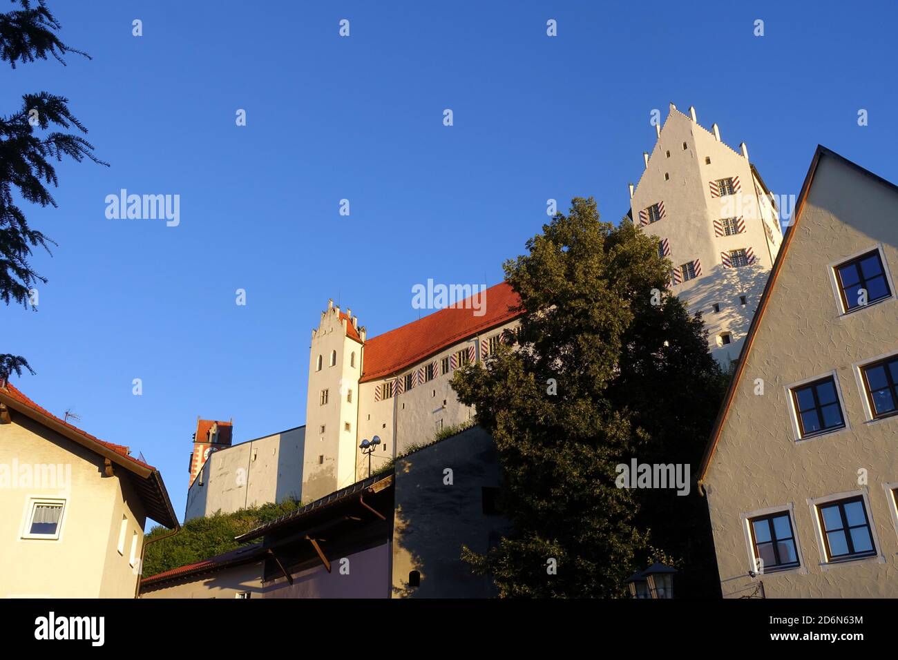 Blick aus der Altstadt auf das gotische Hohe Schloss Füssen, Bayern, Allemagne Banque D'Images