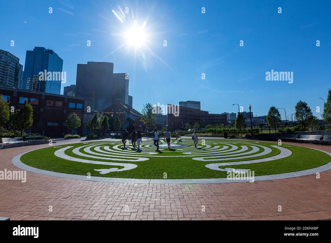 Les gens dans le labyrinthe du parc du patrimoine arménien, Rose Kennedy Greenway, Boston, Massachusetts, États-Unis Banque D'Images