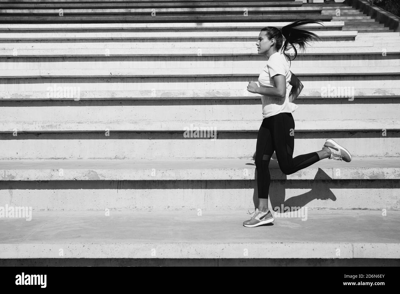 Bonne femme de forme physique qui fait une course matinale à l'air frais Banque D'Images