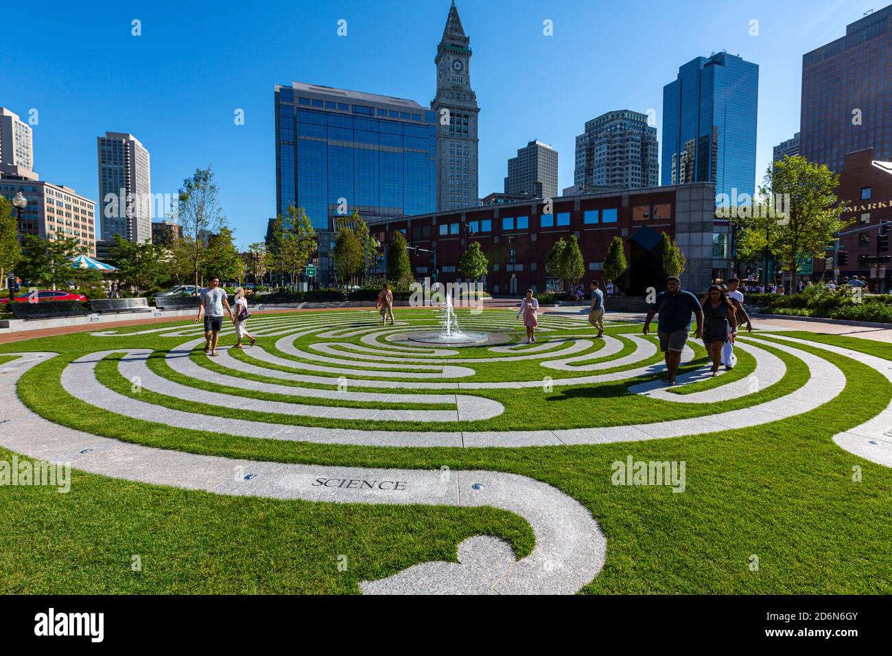 Les gens dans le labyrinthe du parc du patrimoine arménien, Rose Kennedy Greenway, Boston, Massachusetts, États-Unis Banque D'Images