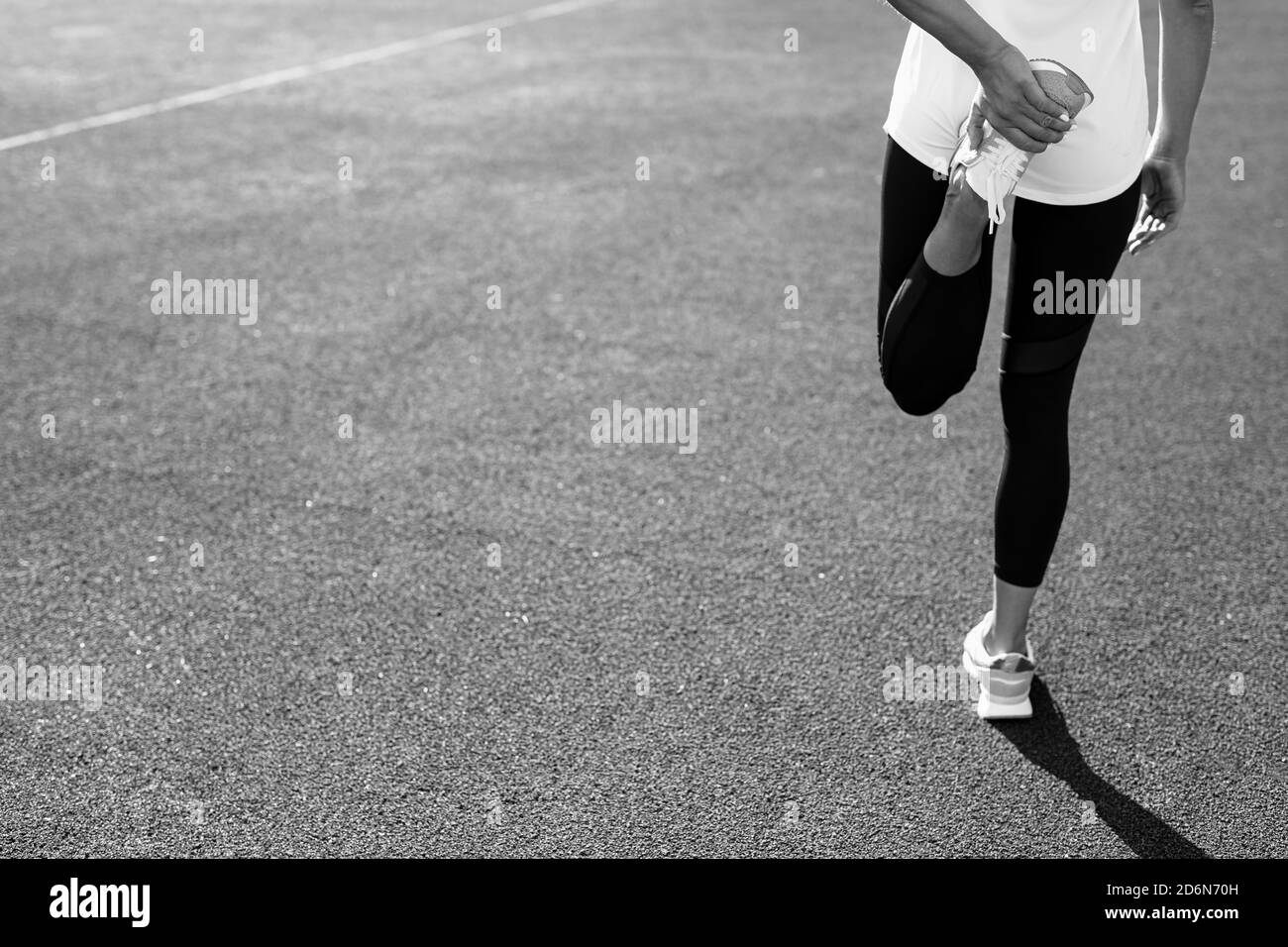 Gros plan de la femme en forme qui se réchauffe avant la course du matin Banque D'Images