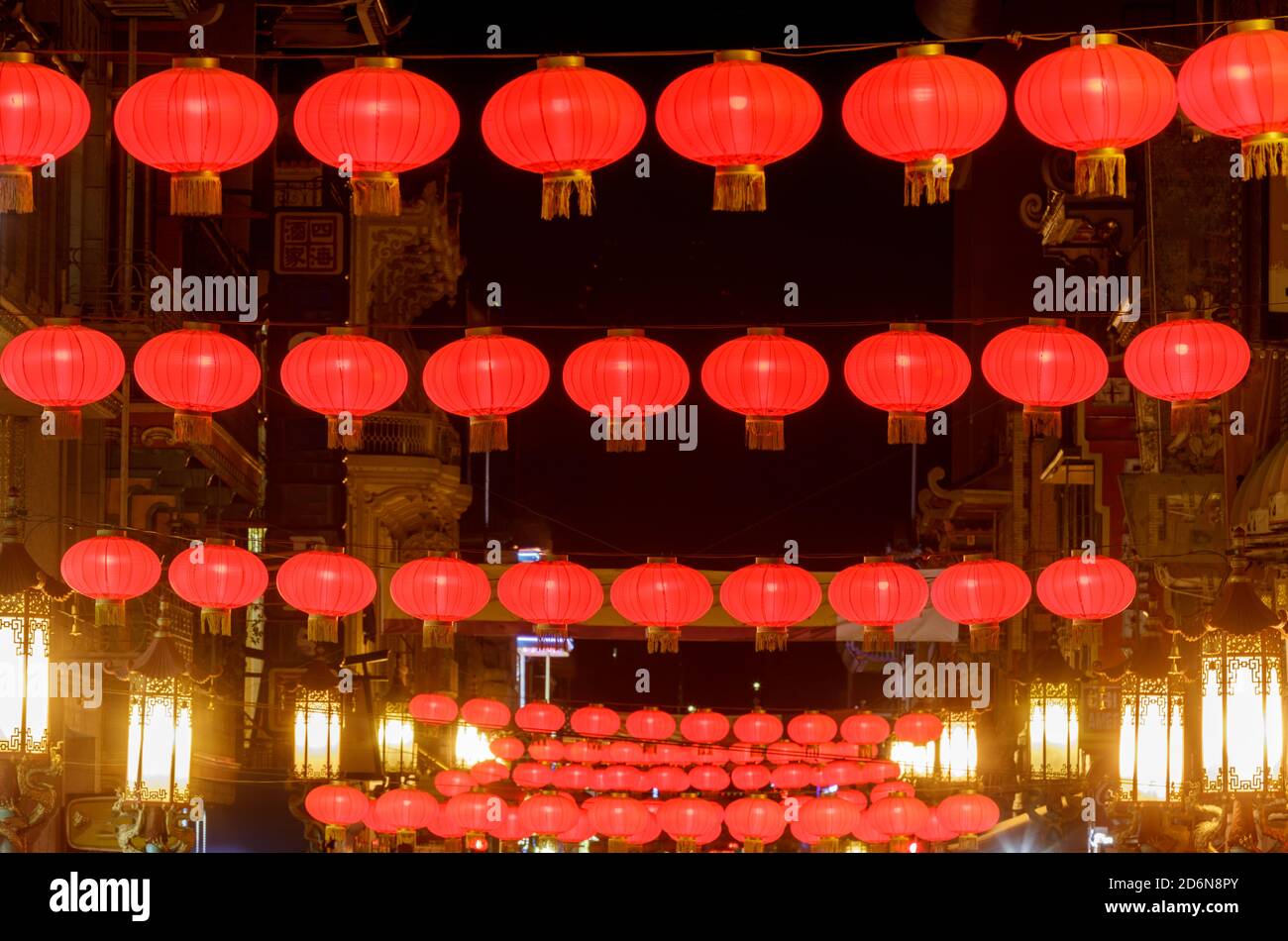 Lanternes en papier illuminant le quartier chinois de San Francisco Banque D'Images