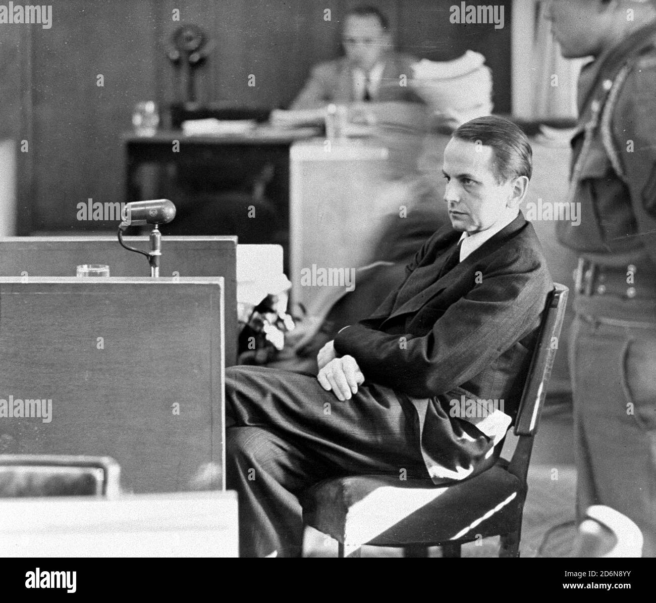 Le défendeur Otto Ohlendorf témoigne en son propre nom au procès Einsatzgruppen. 1947. Fonctionnaire allemand SS et auteur de l'Holocauste pendant l'ère nazie, chef de la Sicherheitsdienst (SD) Inland, responsable du renseignement et de la sécurité en Allemagne Banque D'Images