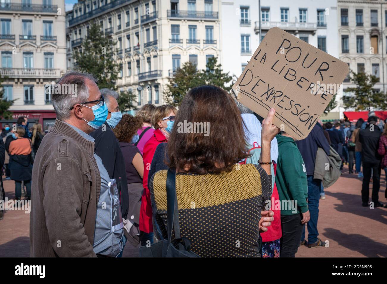 LYON, FRANCE - 18 OCTOBRE 2020 : manifestation contre le terrorisme après 3 jours d'attaques terroristes islamiques : le professeur Samuel Paty a été décapité devant son c Banque D'Images LYON, FRANCE - 18 OCTOBRE 2020 : manifestation contre le terrorisme après 3 jours d'attaques terroristes islamiques : le professeur Samuel Paty a été décapité devant son c Banque D'Images