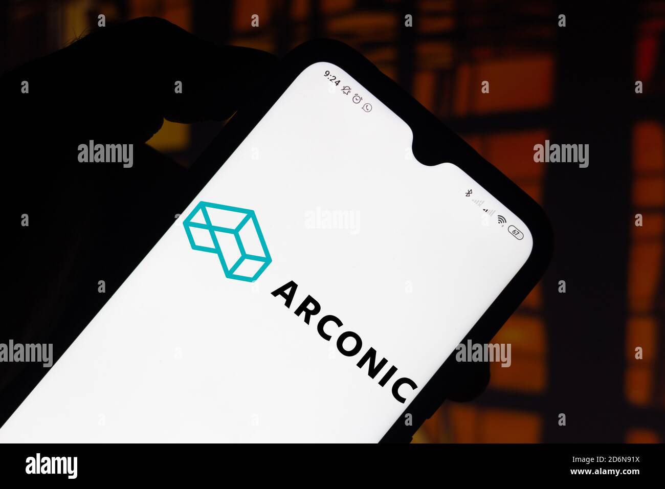 Sur cette photo, le logo Arconic Corporation apparaît sur un smartphone. Banque D'Images