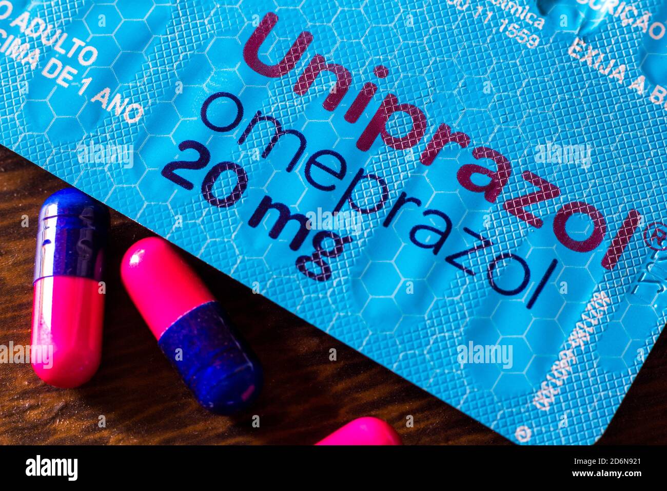 Dans cette photo illustration un paquet d'Omeprazol avec quelques pilules. Le médicament diminue la sécrétion gastrique. Banque D'Images