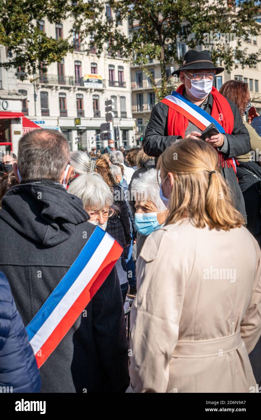 LYON, FRANCE - 18 OCTOBRE 2020 : manifestation contre le terrorisme après 3 jours d'attaques terroristes islamiques : le professeur Samuel Paty a été décapité devant son c Banque D'Images LYON, FRANCE - 18 OCTOBRE 2020 : manifestation contre le terrorisme après 3 jours d'attaques terroristes islamiques : le professeur Samuel Paty a été décapité devant son c Banque D'Images