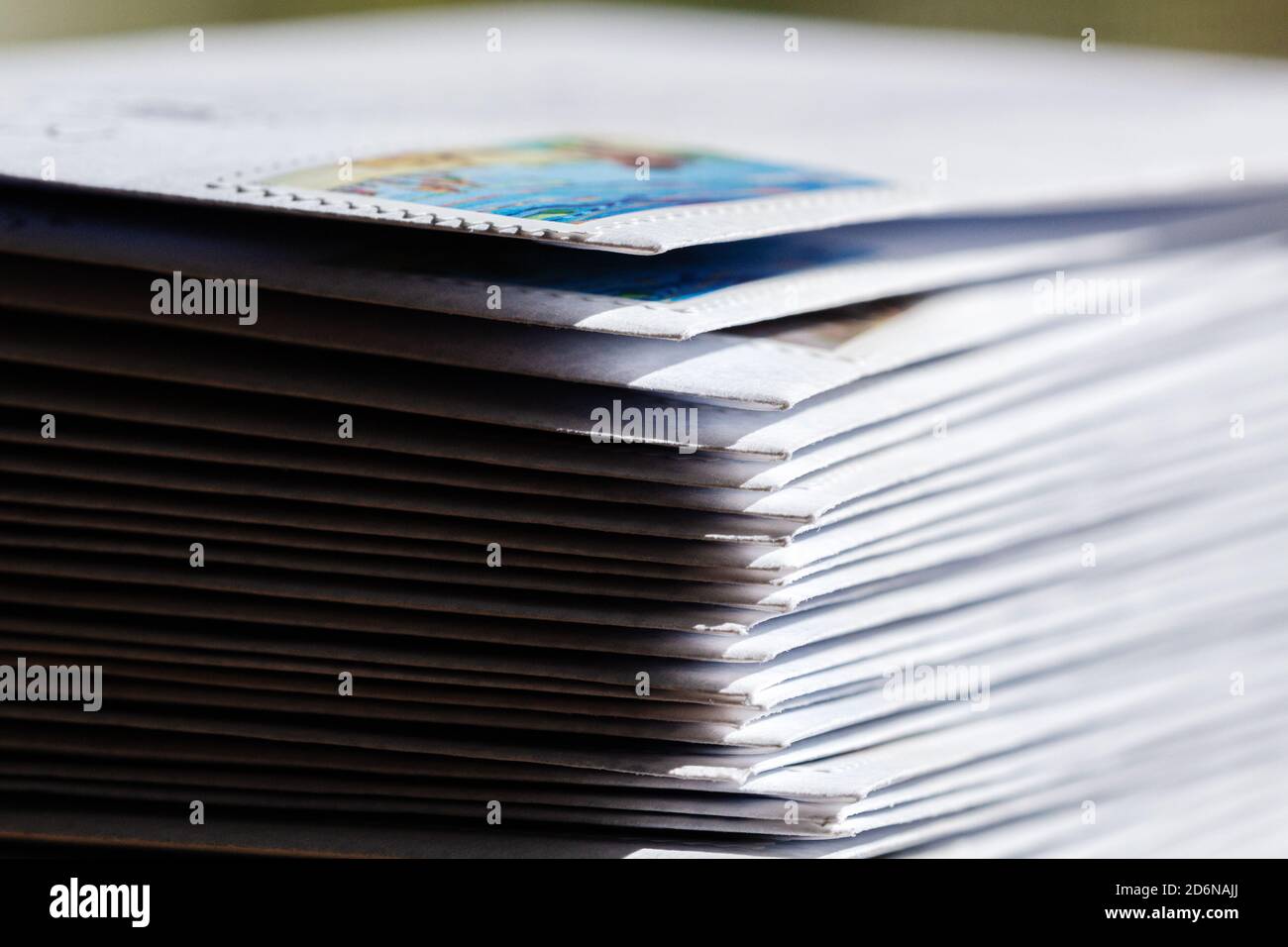 Les lettres dans des enveloppes estampillées, pour l'initiative Big Send par vote Forward, font une tour abstraite Banque D'Images