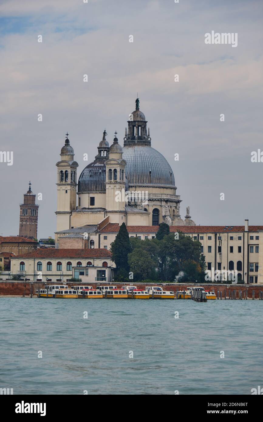 Plusieurs vaporetto (ferries) amarrés près de la basilique Santa Maria della Salute, Venise, Italie Banque D'Images